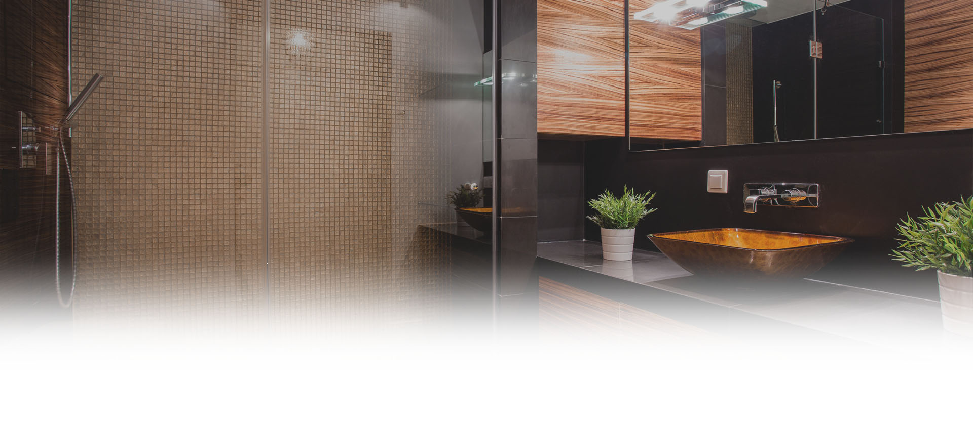 łazienka ze ścianą z drobnych kosteczek mozaiki w kabinie prysznicowej